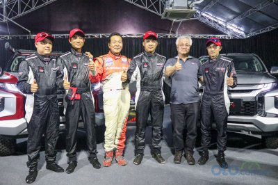Đồng hành cùng RACING AKA không chỉ có Mitsubishi Motors Việt Nam mà còn có cả sự hỗ trợ về kinh nghiệm của ông Hiroshi Masuoka – một vận động viên đua xe huyền thoại của Mitsubishi với thành tích 2 lần liên tiếp vô địch Dakar Rally Đồng hành cùng RACING AKA không chỉ có Mitsubishi Motors Việt Nam mà còn có cả sự hỗ trợ về kinh nghiệm của ông Hiroshi Masuoka – một vận động viên đua xe huyền thoại của Mitsubishi với thành tích 2 lần liên tiếp vô địch Dakar Rally .