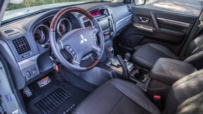 Khoang nội thất xe Mitsubishi Pajero...