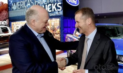 CEO Ford Jim Hackett (trái) và CEO Volkswagen Herbert Diess (phải) tại triển lãm Detroit 2019 Jim Hackett và Herbert Diess