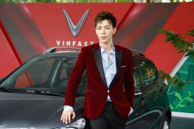 Bộ tứ diễn viên "Về nhà đi con" hội ngộ tại lễ bàn giao xe VinFast Fadil 21 Bộ tứ diễn viên "Về nhà đi con" hội ngộ tại lễ bàn giao xe VinFast Fadil a21