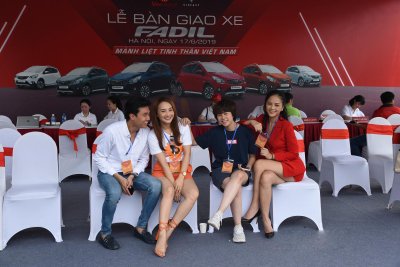 Bộ tứ diễn viên "Về nhà đi con" hội ngộ tại lễ bàn giao xe VinFast Fadil 1 Bộ tứ diễn viên "Về nhà đi con" hội ngộ tại lễ bàn giao xe VinFast Fadil a1