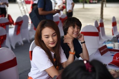 Bộ tứ diễn viên "Về nhà đi con" hội ngộ tại lễ bàn giao xe VinFast Fadil 5 Bộ tứ diễn viên "Về nhà đi con" hội ngộ tại lễ bàn giao xe VinFast Fadil a5