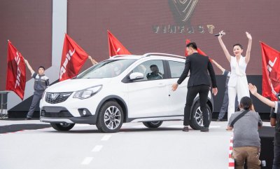Bộ tứ diễn viên "Về nhà đi con" hội ngộ tại lễ bàn giao xe VinFast Fadil 7 Bộ tứ diễn viên "Về nhà đi con" hội ngộ tại lễ bàn giao xe VinFast Fadil a7