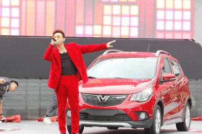 Bộ tứ diễn viên "Về nhà đi con" hội ngộ tại lễ bàn giao xe VinFast Fadil 19 Bộ tứ diễn viên "Về nhà đi con" hội ngộ tại lễ bàn giao xe VinFast Fadil a19