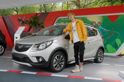 Bộ tứ diễn viên "Về nhà đi con" hội ngộ tại lễ bàn giao xe VinFast Fadil 22 Bộ tứ diễn viên "Về nhà đi con" hội ngộ tại lễ bàn giao xe VinFast Fadil a22