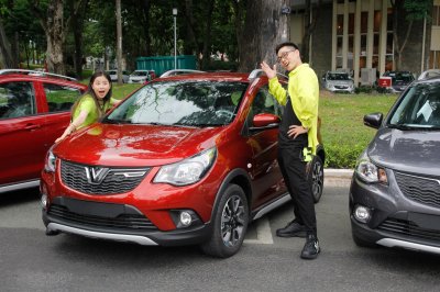 Bộ tứ diễn viên "Về nhà đi con" hội ngộ tại lễ bàn giao xe VinFast Fadil 25 Bộ tứ diễn viên "Về nhà đi con" hội ngộ tại lễ bàn giao xe VinFast Fadil a25