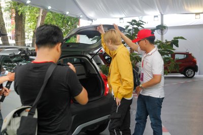 Bộ tứ diễn viên "Về nhà đi con" hội ngộ tại lễ bàn giao xe VinFast Fadil 23 Bộ tứ diễn viên "Về nhà đi con" hội ngộ tại lễ bàn giao xe VinFast Fadil a23