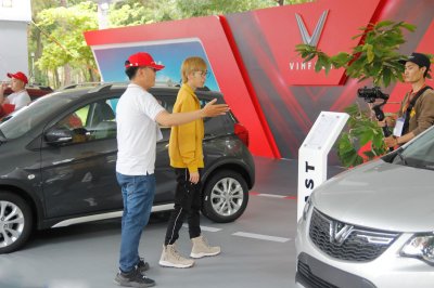 Bộ tứ diễn viên "Về nhà đi con" hội ngộ tại lễ bàn giao xe VinFast Fadil 24 Bộ tứ diễn viên "Về nhà đi con" hội ngộ tại lễ bàn giao xe VinFast Fadil a24