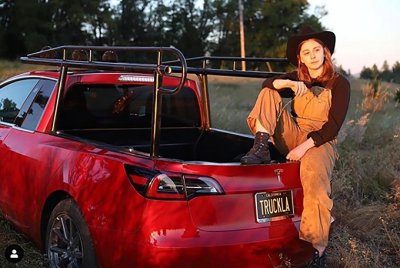 Ngắm chiếc Tesla Model 3 độ phong cách bán tải của cô gái cá tính 2 Ngắm chiếc Tesla Model 3 độ phong cách bán tải của cô gái cá tính a2