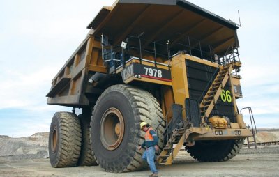 Caterpillar 797 cao lớn và nặng bằng 4 chiếc Boeing 777 cộng lại Caterpillar 797 cao lớn và nặng bằng 4 chiếc Boeing 777 cộng lại.