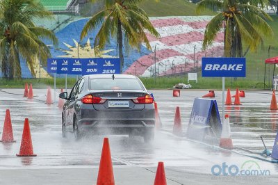 Bài thử khoảng cách phanh trên đường ướt Bài thử khoảng cách phanh trên đường ướt.