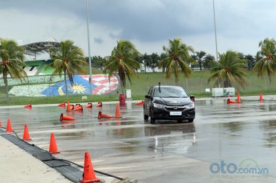 MICHELIN Energy XM2+ thể hiện sự vượt trội về khả năng bám đường 1 MICHELIN Energy XM2+ thể hiện sự vượt trội về khả năng bám đường 1.