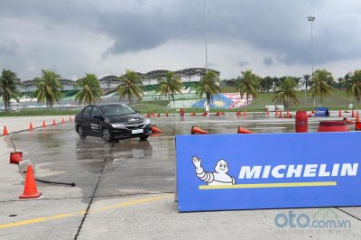 Cảm nhận khác biệt khi lái xe lắp lốp Michelin với các đối thủ lốp khác 1 Cảm nhận khác biệt khi lái xe lắp lốp Michelin với các đối thủ lốp khác 1.