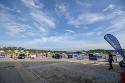 Phần kiểm tra khả năng bám đường của lốp Michelin trong điều kiện đường ướt Phần kiểm tra khả năng bám đường của lốp Michelin trong điều kiện đường ướt.