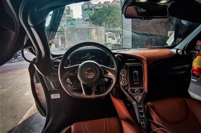 Khoảnh khắc McLaren 720S Launch Edition đầu tiên tại Việt Nam vi vu trên phố 15 Khoảnh khắc McLaren 720S Launch Edition đầu tiên tại Việt Nam vi vu trên phố a15