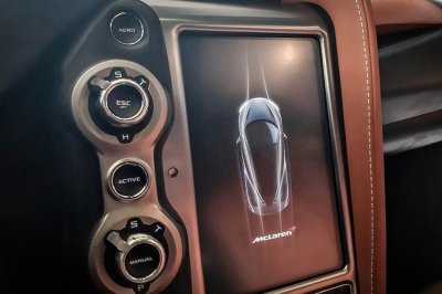 Khoảnh khắc McLaren 720S Launch Edition đầu tiên tại Việt Nam vi vu trên phố 18 Khoảnh khắc McLaren 720S Launch Edition đầu tiên tại Việt Nam vi vu trên phố a18