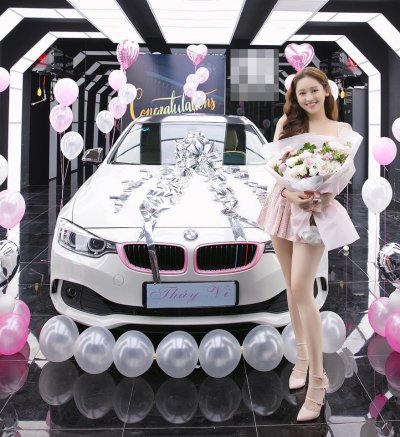 Hot girl tai tiếng Thúy Vi tậu xế sang BMW