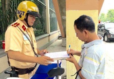 Phạt tiền từ 800.000 - 1.200.000 đồng nếu điều khiển xe máy nhưng không có bằng lái Phạt tiền từ 800.000 - 1.200.000 đồng nếu điều khiển xe máy nhưng không có bằng lái.