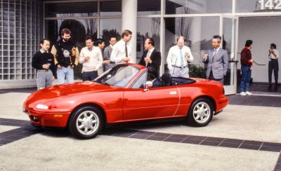 1989: Mazda MX-5 Miata ra đời 1989: Mazda MX-5 Miata ra đời.