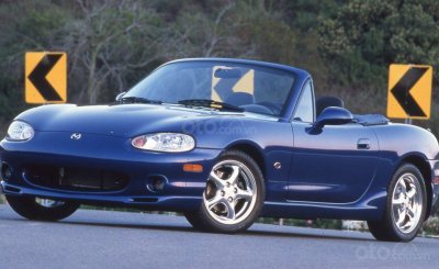 1999: Miata lên 10 tuổi, ra mắt một phiên bản kỉ niệm 1999: Miata lên 10 tuổi, ra mắt một phiên bản kỉ niệm.