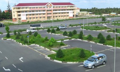 Người có bằng lái B2 lái được xe dưới 9 chỗ và xe ô tô có tải trọng dưới 3.500kg Người có bằng lái B2 lái được xe dưới 9 chỗ và xe ô tô có tải trọng dưới 3.500kg.
