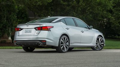 Góc 3/4 đuôi xe Nissan Altima 2019