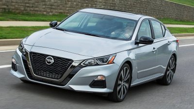 Đánh giá xe Nissan Altima 2019 sau 65.000 km đi được - ảnh 2 Góc 3/4 đầu xe Nissan Altima 2019 sau 65.000 km