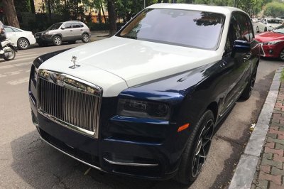 Bộ đôi Rolls-Royce Cullinan gần 100 tỷ xuất hiện trên phố thủ đô gây choáng ngợp 3 Bộ đôi Rolls-Royce Cullinan gần 100 tỷ xuất hiện trên phố thủ đô gây choáng ngợp 3a