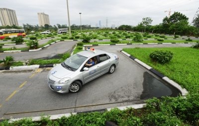 Giá học lái xe B2 tại các trung tâm đào tạo hiện nay dao động từ 3,5 - 9 triệu đồng Giá học lái xe B2 tại các trung tâm đào tạo hiện nay dao động từ 3,5 - 9 triệu đồng.