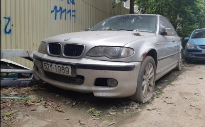 Xế sang BMW 3 Series đời cũ bị bỏ rơi tại Hà Nội 3a