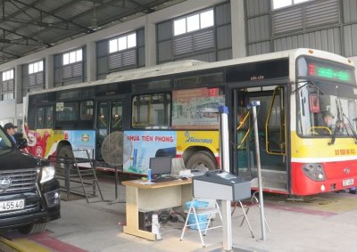 Xe bus, xe khách dán chằng chịt quảng cáo sẽ bị phạt 2 Xe bus, xe khách dán chằng chịt quảng cáo sẽ bị phạt 2a