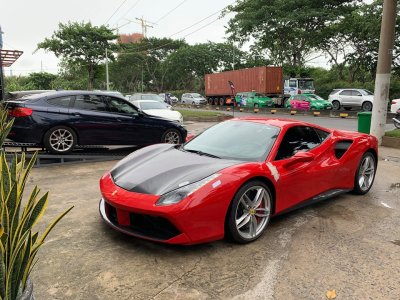 Ferrari 488 GTB được sửa chữa với toàn bộ phụ tùng chính hãng ở phần đầu Ferrari 488 GTB được sửa chữa với toàn bộ phụ tùng chính hãng