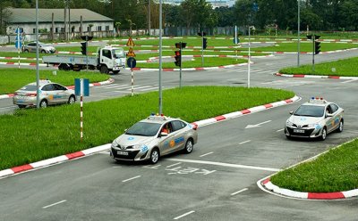 Hồ sơ thi bằng lái xe ô tô gồm đơn xin học lái, bản sao CMTND, giấy khám sức khỏe.. Hồ sơ thi bằng lái xe ô tô gồm đơn xin học lái, bản sao CMTND, giấy khám sức khỏe...