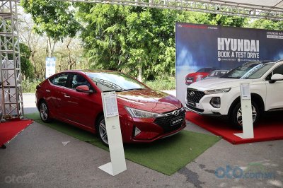 Hyundai Santa Fe và Hyundai Elantra tại gian trưng bày của đại lý Hyundai Hà Đông Hyundai Santa Fe và Hyundai Elantra