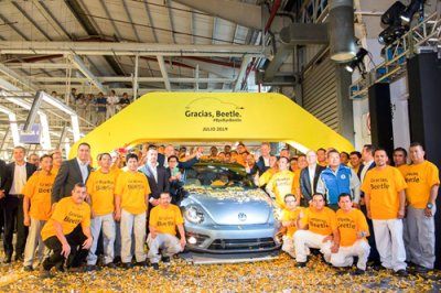 Chiếc Volkswagen Beetle cuối cùng rời dây chuyền sản xuất, kết thúc một cuộc đời 1 Chiếc Volkswagen Beetle cuối cùng rời dây chuyền sản xuất, kết thúc một cuộc đời 1a