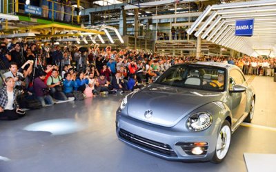 Chiếc Volkswagen Beetle cuối cùng rời dây chuyền sản xuất, kết thúc một cuộc đời 2 Chiếc Volkswagen Beetle cuối cùng rời dây chuyền sản xuất, kết thúc một cuộc đời 2a