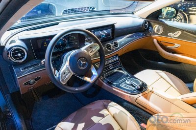 Nội thất của E 350 AMG tập trung vào các trang bị nhấn mạnh đến sự sang trọng và thể thao Nội thất của E 350 AMG tập trung vào các trang bị nhấn mạnh đến sự sang trọng và thể thao.