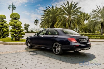 Ngoại hình của E 350 AMG có chút khác biệt so với 2 phiên bản còn lại là E 200 và E 200 Sport 1.