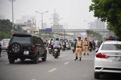 CSGT không được ra giữa đường tuýt còi, giật chìa khoá xe của người vi phạm 1 CSGT không được ra giữa đường tuýt còi, giật chìa khoá xe của người vi phạm 1a