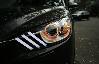 Mazda 6 đẹp mắt hơn khi được độ đèn pha và trang trí LED.