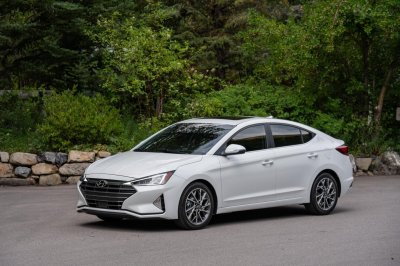 Hyundai Elantra 2020 phủi tay với số sàn