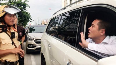 Niêm phong xe, CSGT có phải chịu trách nhiệm với tài sản bên trong? 1 Niêm phong xe, CSGT có phải chịu trách nhiệm với tài sản bên trong? 1a