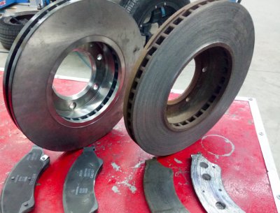 Vì sao má phanh ô tô nhanh bị mòn dẫn đến mất an toàn khi chạy? 2 Vì sao má phanh ô tô nhanh bị mòn dẫn đến mất an toàn khi chạy? 2a