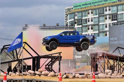 Ford Ranger Raptor đang bay