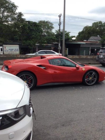Hình ảnh được người đi đường chụp lại càng khẳng định đây là Ferrari 488 Spider Ferrari 488 Spider