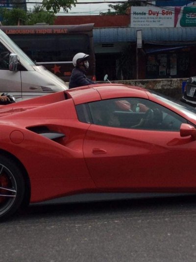 Đàm Thu Trang trực tiếp cầm lái Ferrari 488 Spider Đàm Thu Trang trực tiếp cầm lái