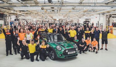 MINI chào mừng chiếc xe thứ 10 triệu xuất xưởng tại nhà máy Oxford 2 MINI chào mừng chiếc xe thứ 10 triệu xuất xưởng tại nhà máy Oxford a2