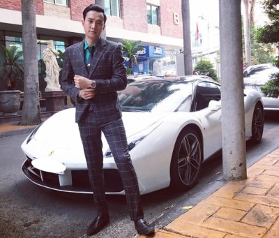 Nam diễn viên Quốc Trường bên cạnh "xế cưng" Porsche Boxster Nam diễn viên Quốc Trường bên cạnh "xế cưng" Porsche Boxster