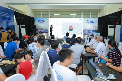 Các khách hàng đến tham dự Ford Roadshow 2019 được giải đáp thắc mắc từ những chuyên gia của Ford Các khách hàng đến tham dự Ford Roadshow 2019 được giải đáp thắc mắc từ những chuyên gia của Ford.