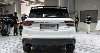 Xe trang bị khung kim loại kéo dài từ kính lái đến cánh gió phía sau xe. Xe trang bị khung kim loại kéo dài từ kính lái đến cánh gió phía sau xe.